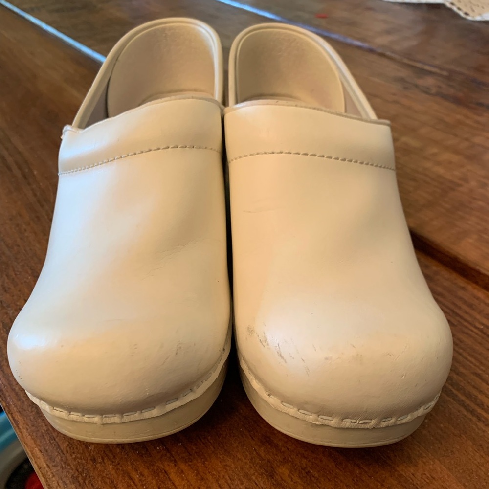 Dansko (White) Size 37 NARROW